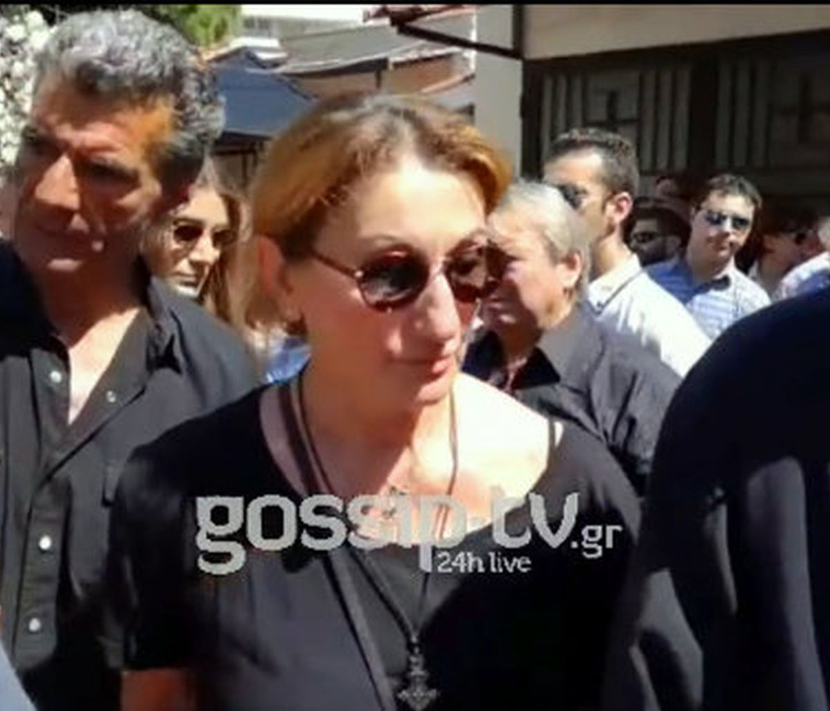 Κηδεία Ευριπιώτη: Βυθισμένη στη θλίψη η σύντροφός του, Λίλιαν Μπότση στο τελευταίο «αντίο» (video)