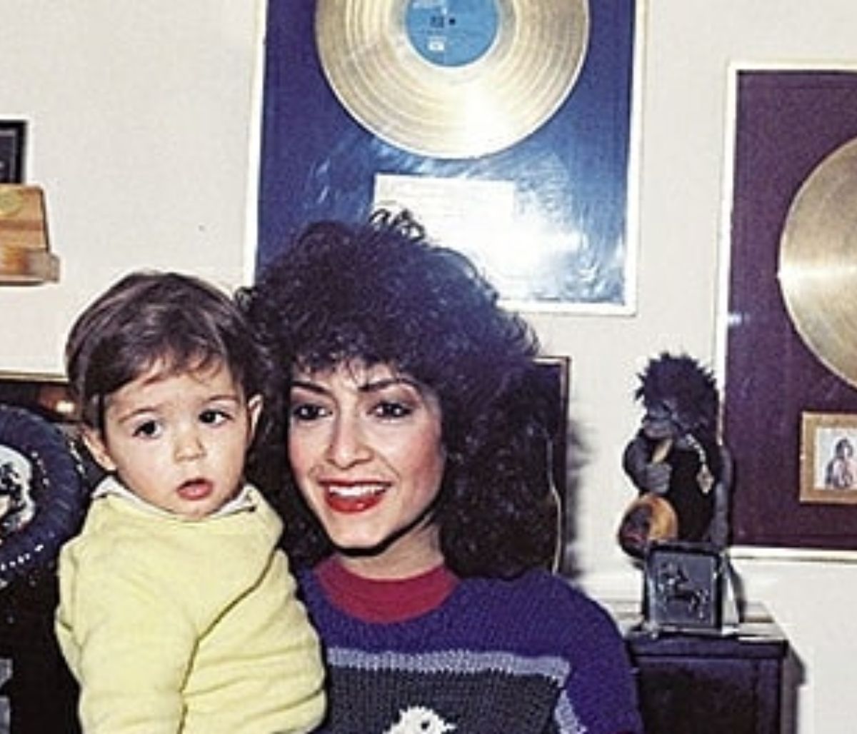 Διάσημοι καλλιτέχνες τραγουδούν με τα παιδιά τους - Εσείς θυμόσαστε αυτά τα τραγούδια; (vids)