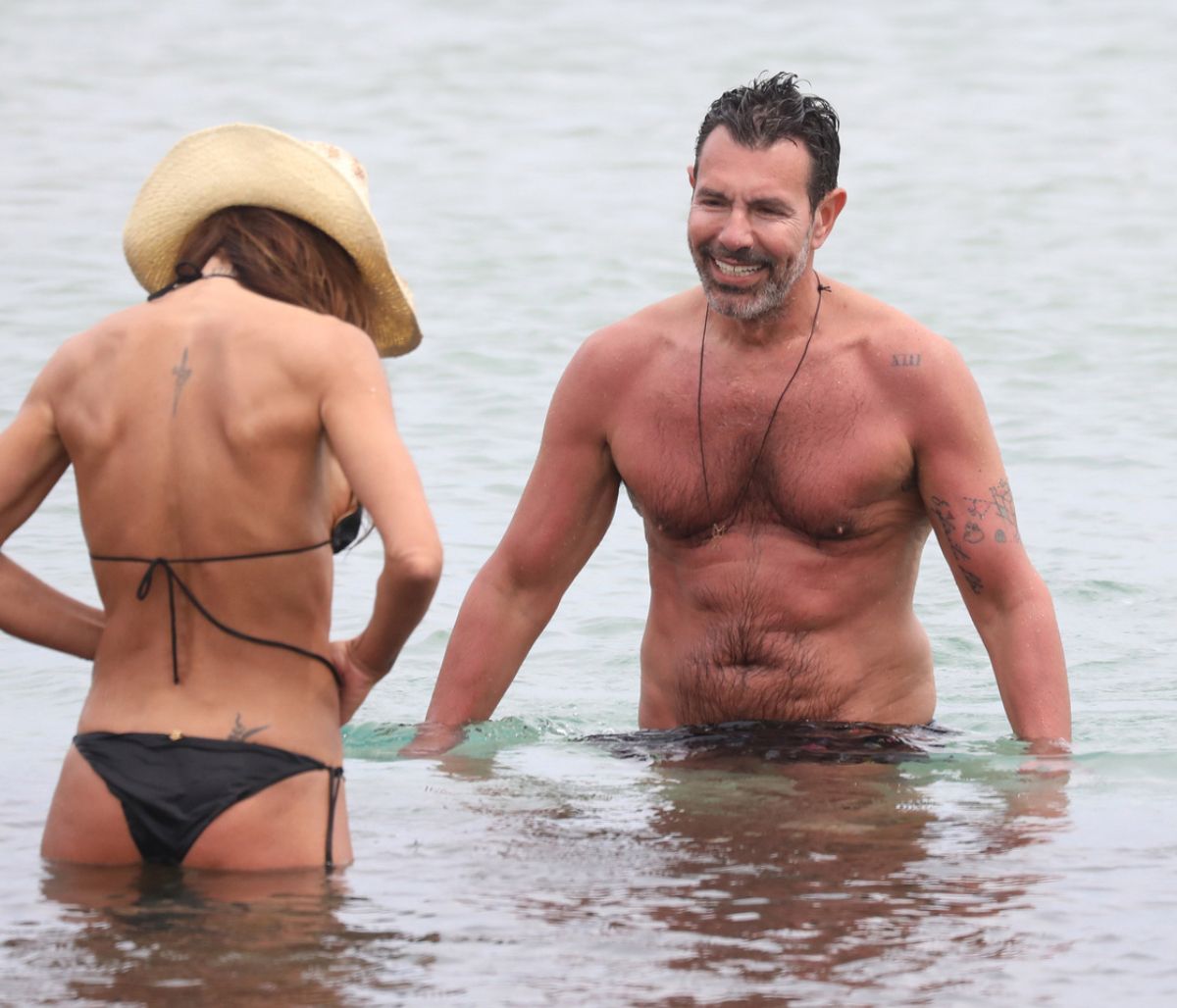 Η γυναίκα του Ιωσήφ Μαρινάκη τρέλανε την Μύκονο με το απίστευτα γυμνασμένο κορμί της (photos)