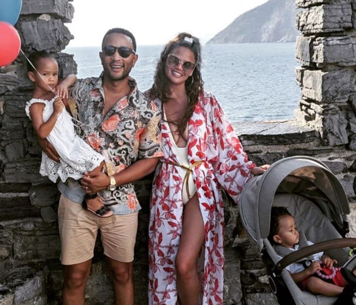 Teigen και Legend κάνουν διακοπές στην Ιταλία με τα παιδιά τους και θα θέλαμε να μας υιοθετήσουν