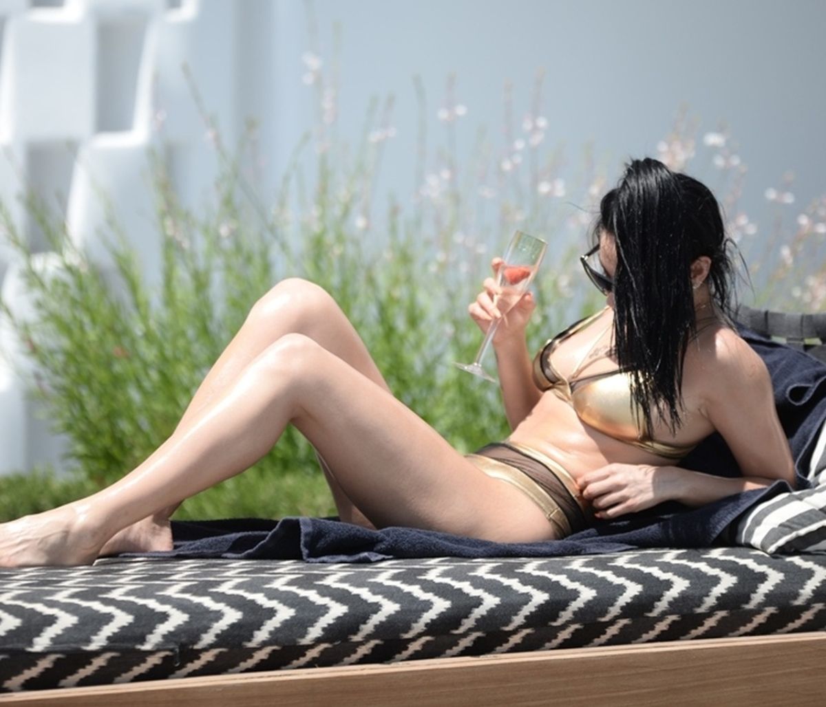 Όχι, θα κάτσει να σκάσει! Μετά τις φήμες χωρισμού με χρυσό μαγιό και σαμπάνια στην ξαπλώστρα! (photos)