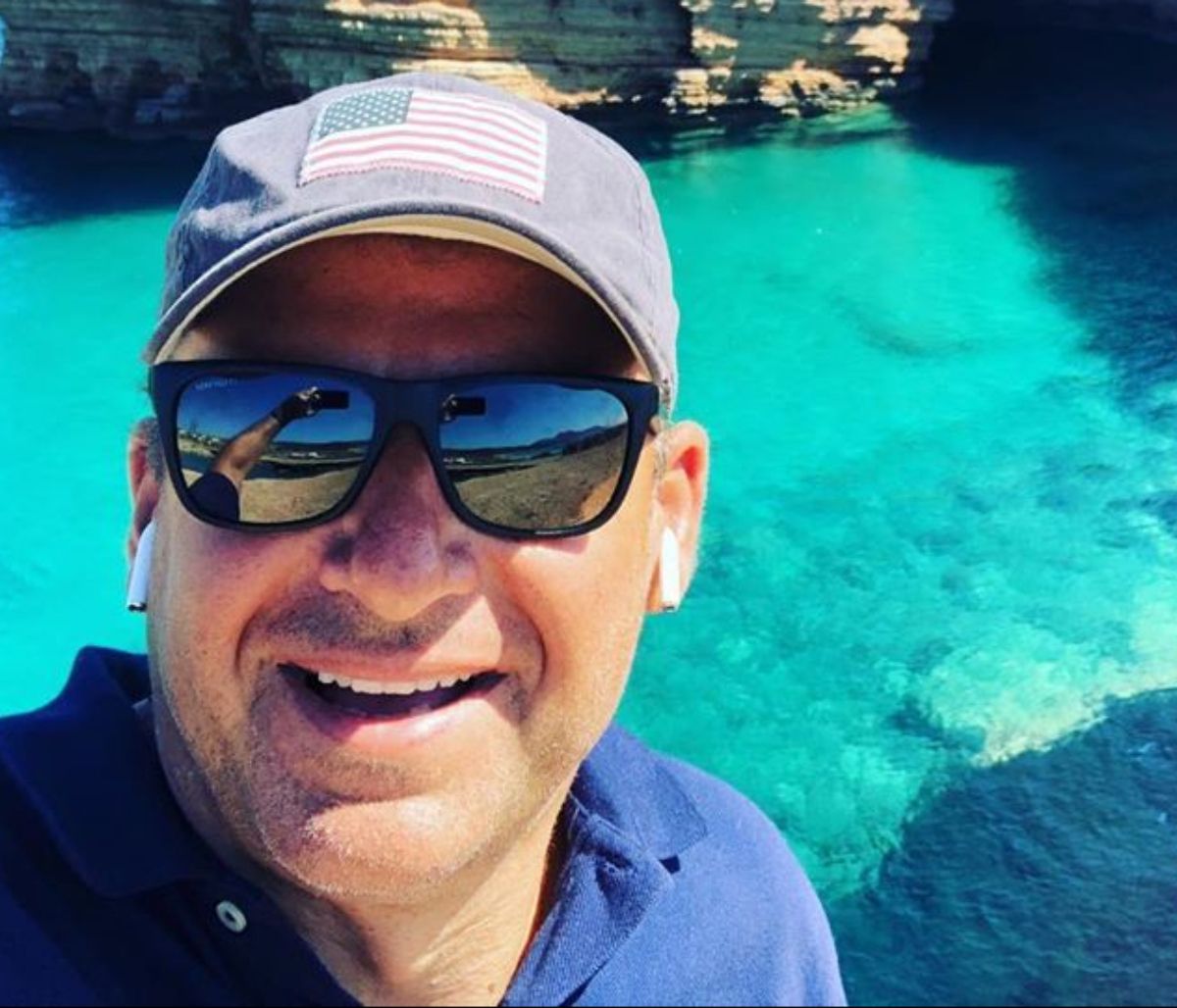 Γιώργος Λιάγκας: Τρυφερές αγκαλιές με τους γιους του στη θάλασσα (pics)