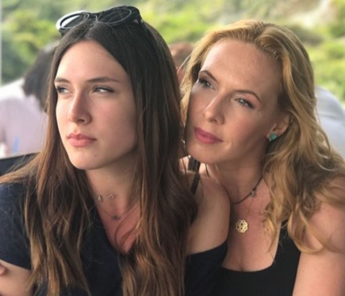 Αφροδίτη Λιάντου: Η απίστευτη ομοιότητα με τη μαμά της Εβελίνα Παπούλια μέσα από φωτογραφίες (pics)