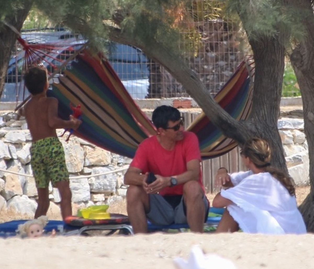 Σάκης Ρουβάς: Δείτε τον σε διακοπές στη Σχοινούσα με την Κάτια και τα παιδιά (photos)