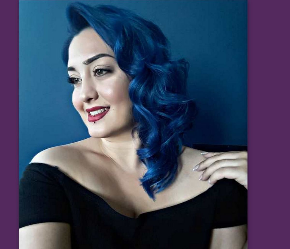 GNTM: Οι φώτος της παίκτριας με τα μπλε μαλλιά που μας τρέλαναν-Τα χίλια πρόσωπα του plus size model