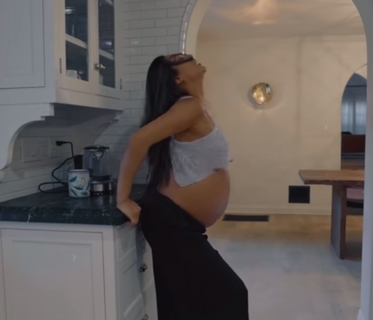 Διάσημη εγκυμονούσα ηθοποιός χορεύει σε προχωρημένη εγκυμοσύνη και τρελαίνει τα social media (vids)