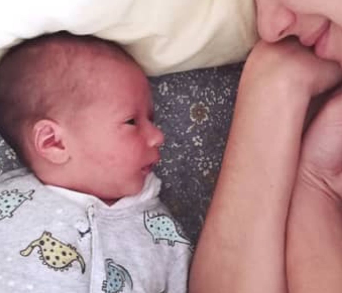 Ελληνίδα τραγουδίστρια μας δείχνει τον γιο της για πρώτη φορά (pics)