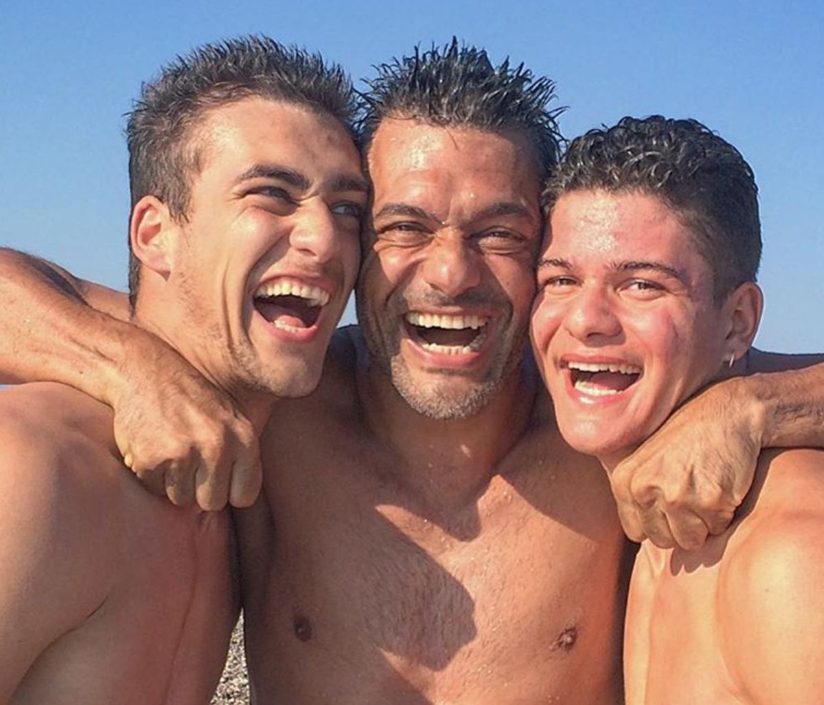 Στέλιος Κρητικός: Η σπάνια φώτο από το παρελθόν - Ποζάρει με τους γιους του όταν εκείνοι ήταν παιδιά