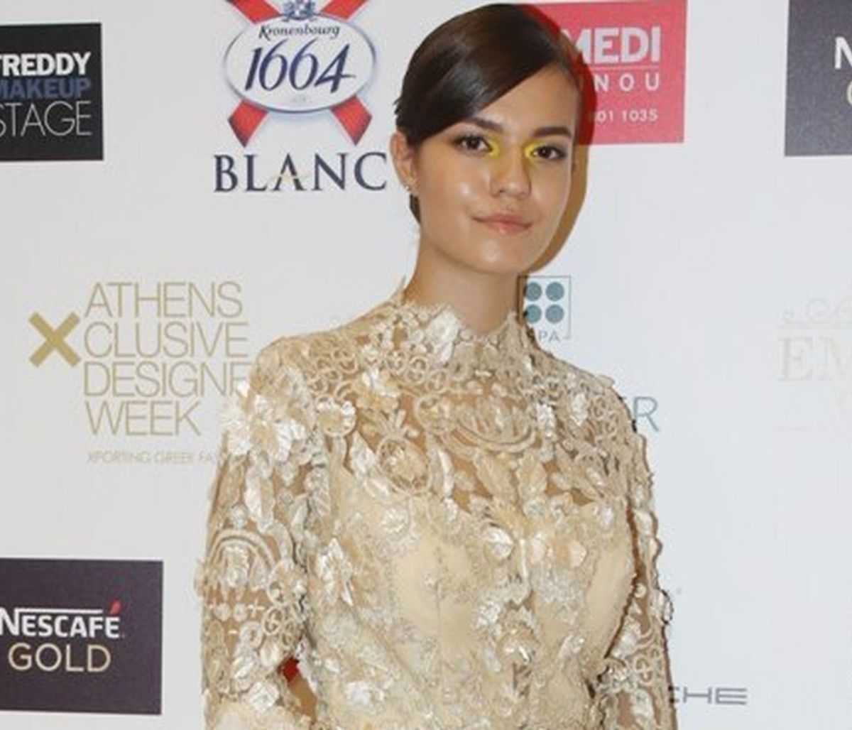 Εβδομάδα Μόδας: Την είδαμε στην πασαρέλα και δεν πιστεύαμε ποιας τραγουδίστριας κόρη είναι! (photos)