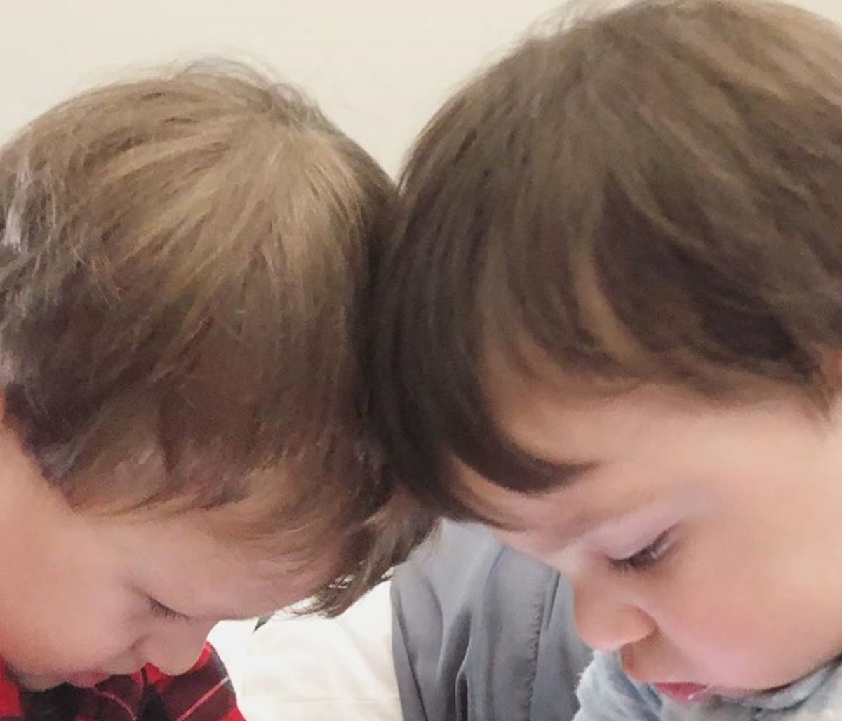 Αναγνωρίζετε τα αδέλφια της φωτογραφίας; Είναι γιοι γνωστής παρουσιάστριας (pics)