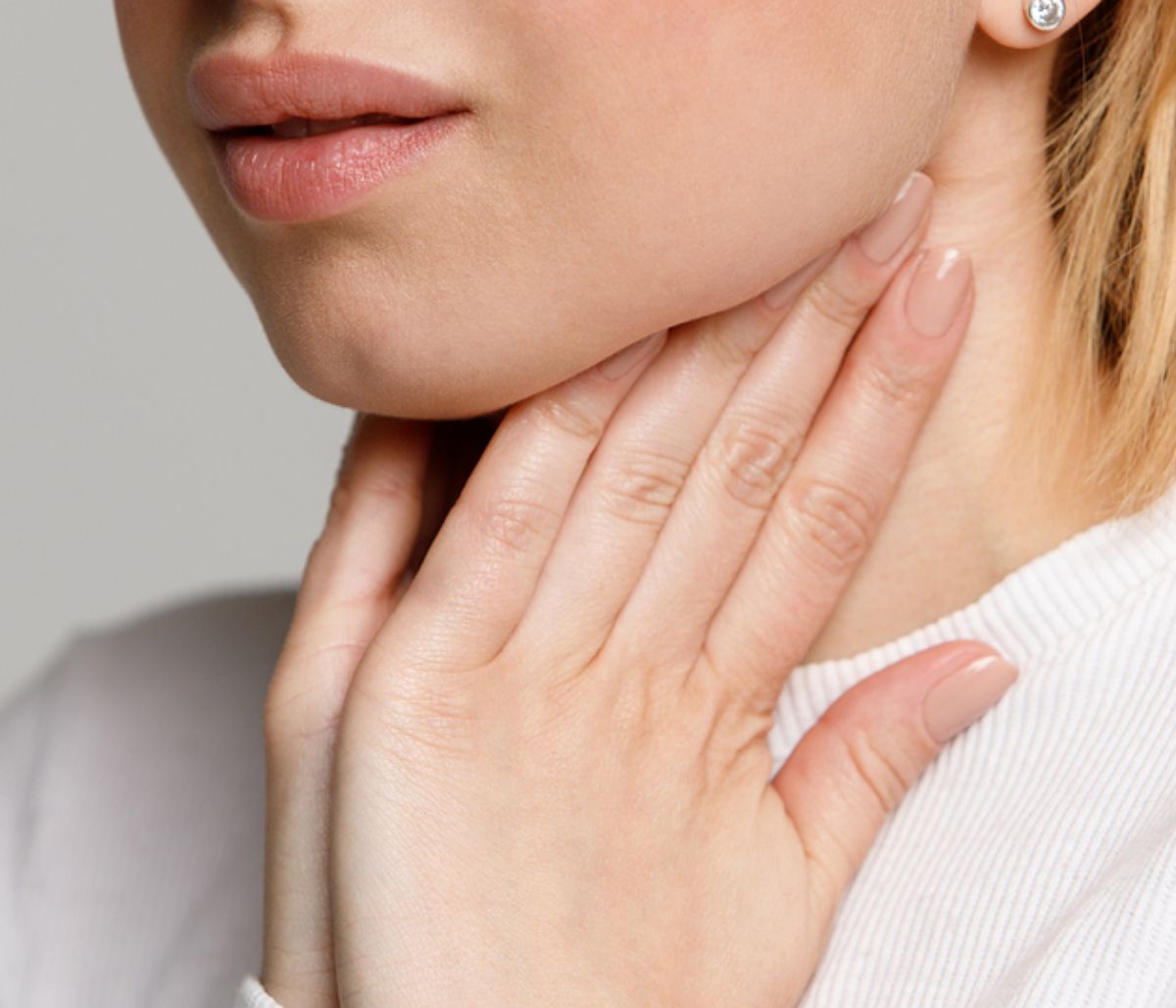 Πονόλαιμος: Τα συμπτώματα που επιβάλλουν να σας δει γιατρός (εικόνες)