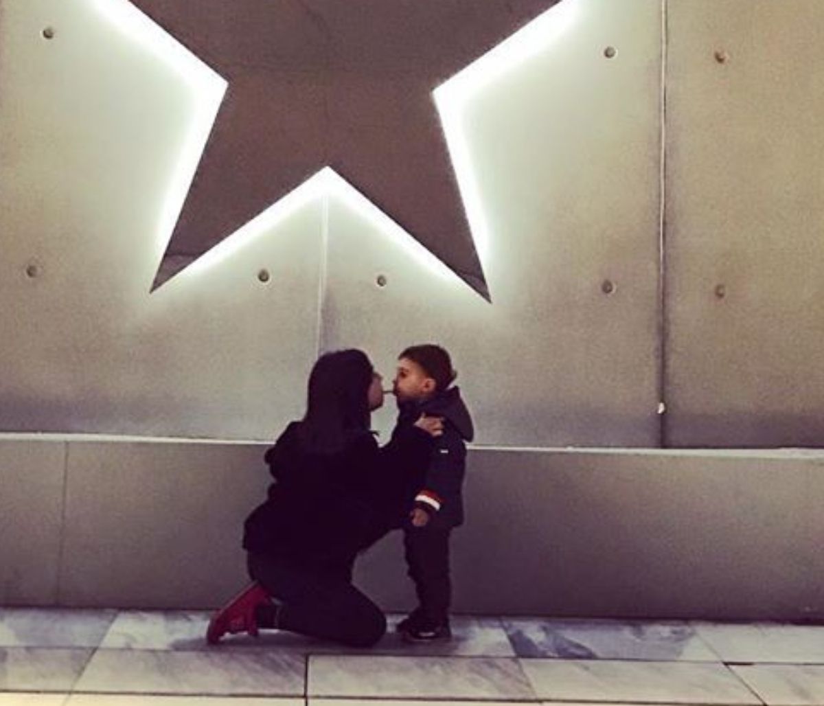 Αναγνωρίζετε τα αδέλφια της φωτογραφίας; Είναι παιδιά γνωστής Ελληνίδας παρουσιάστριας (pics)