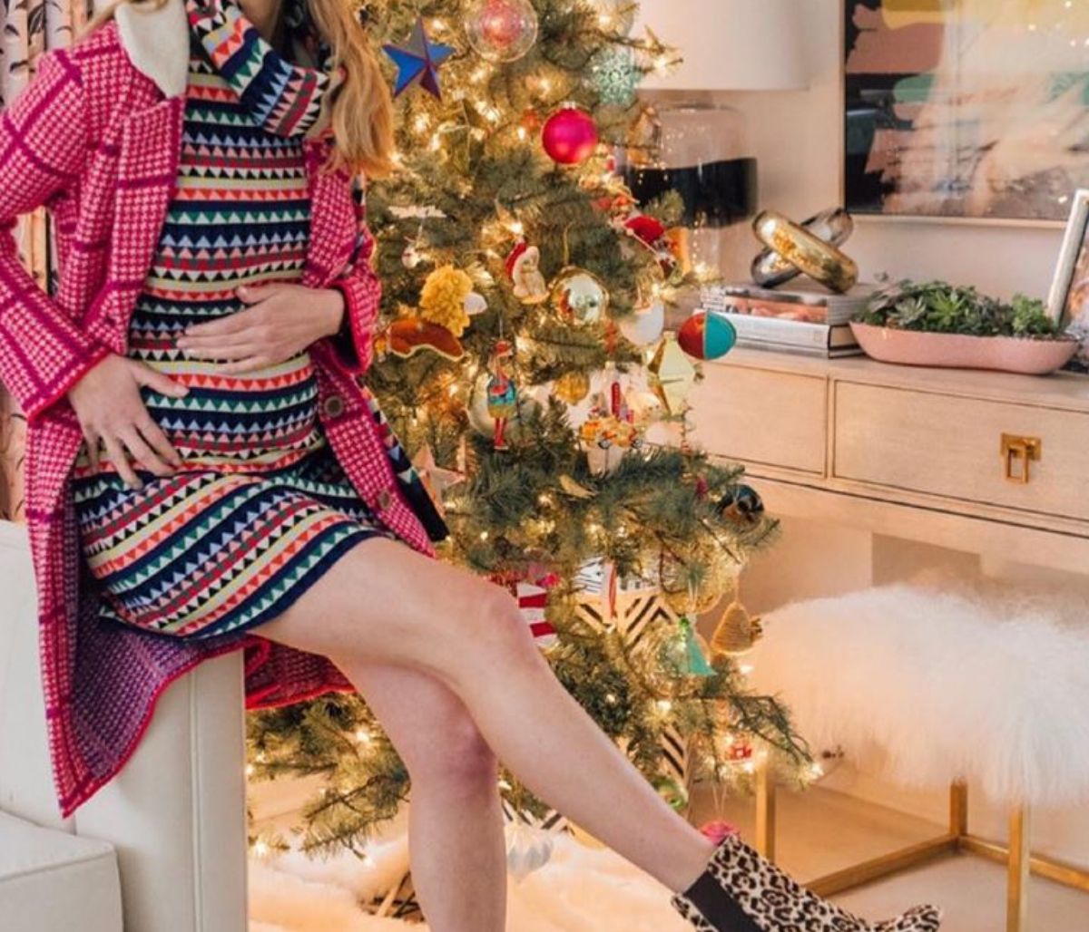 Ποζάρει ευτυχισμένη και με φουσκωμένη κοιλίτσα μπροστά στο χριστουγεννιάτικο δέντρο (pics)