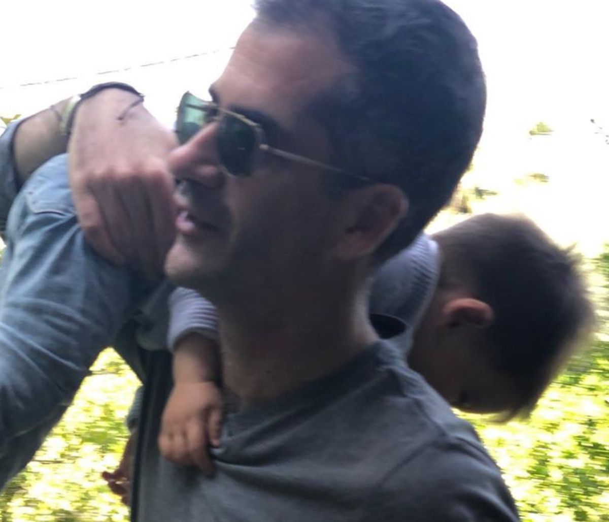 Κώστας Μπακογιάννης: Δείτε τον με τον γιο του στη στολισμένη πλατεία Συντάγματος (pics & vid)