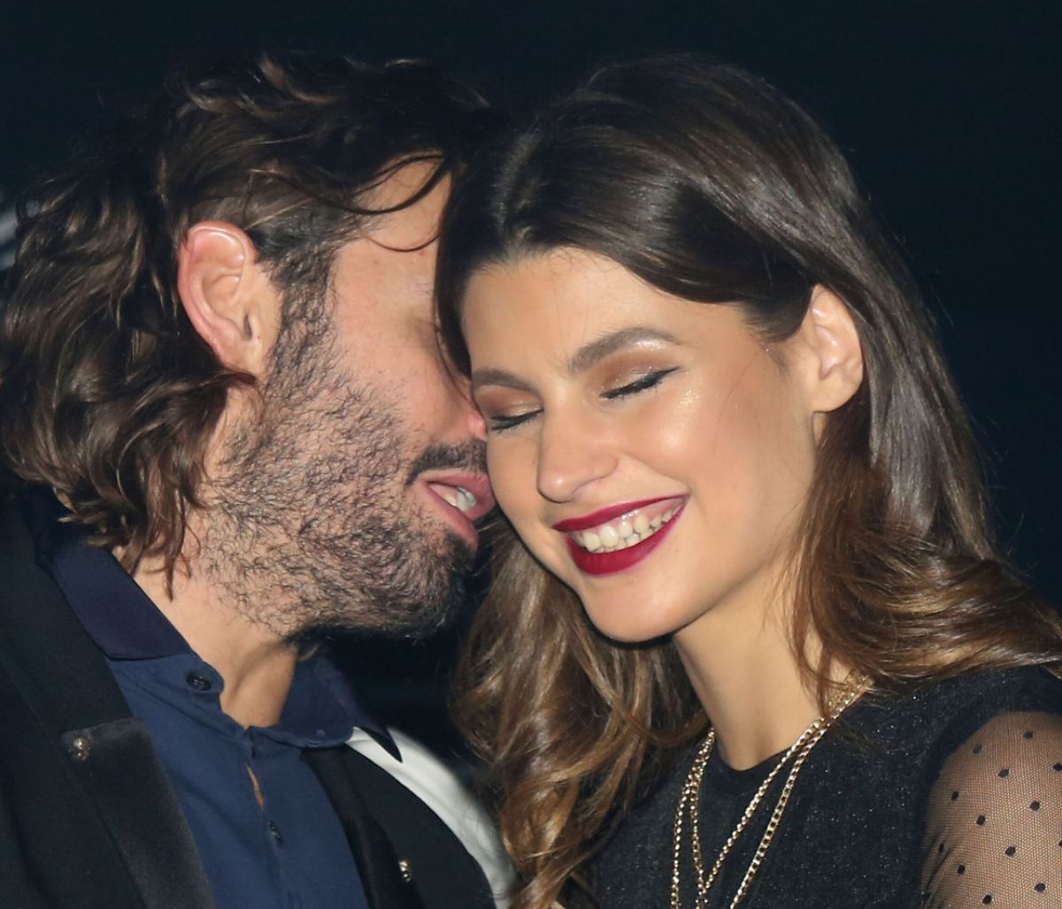 Tι γλυκόλογα σού λέει Δανάη μου και σε κάνει τόσο ευτυχισμένη; (photos)