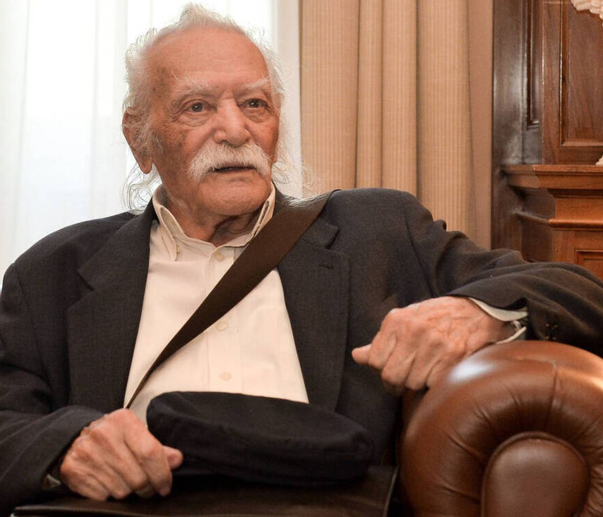 Στο νοσοκομείο ο Μανώλης Γλέζος με δύσπνοια και πόνο στο στήθος