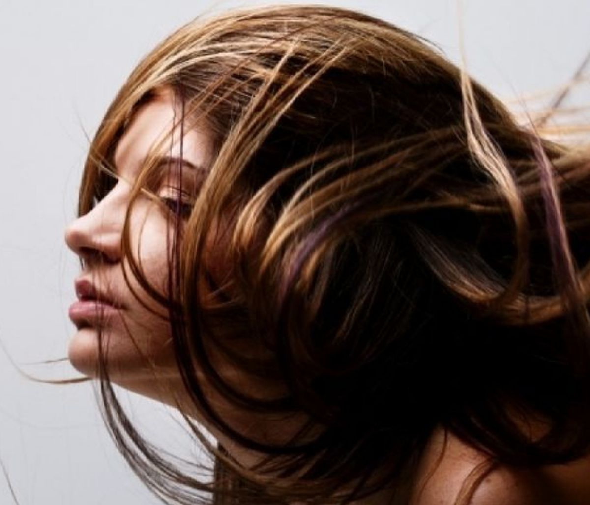 Λιπαρά μαλλιά: Η απλή λύση που δεν σας περνά από το μυαλό