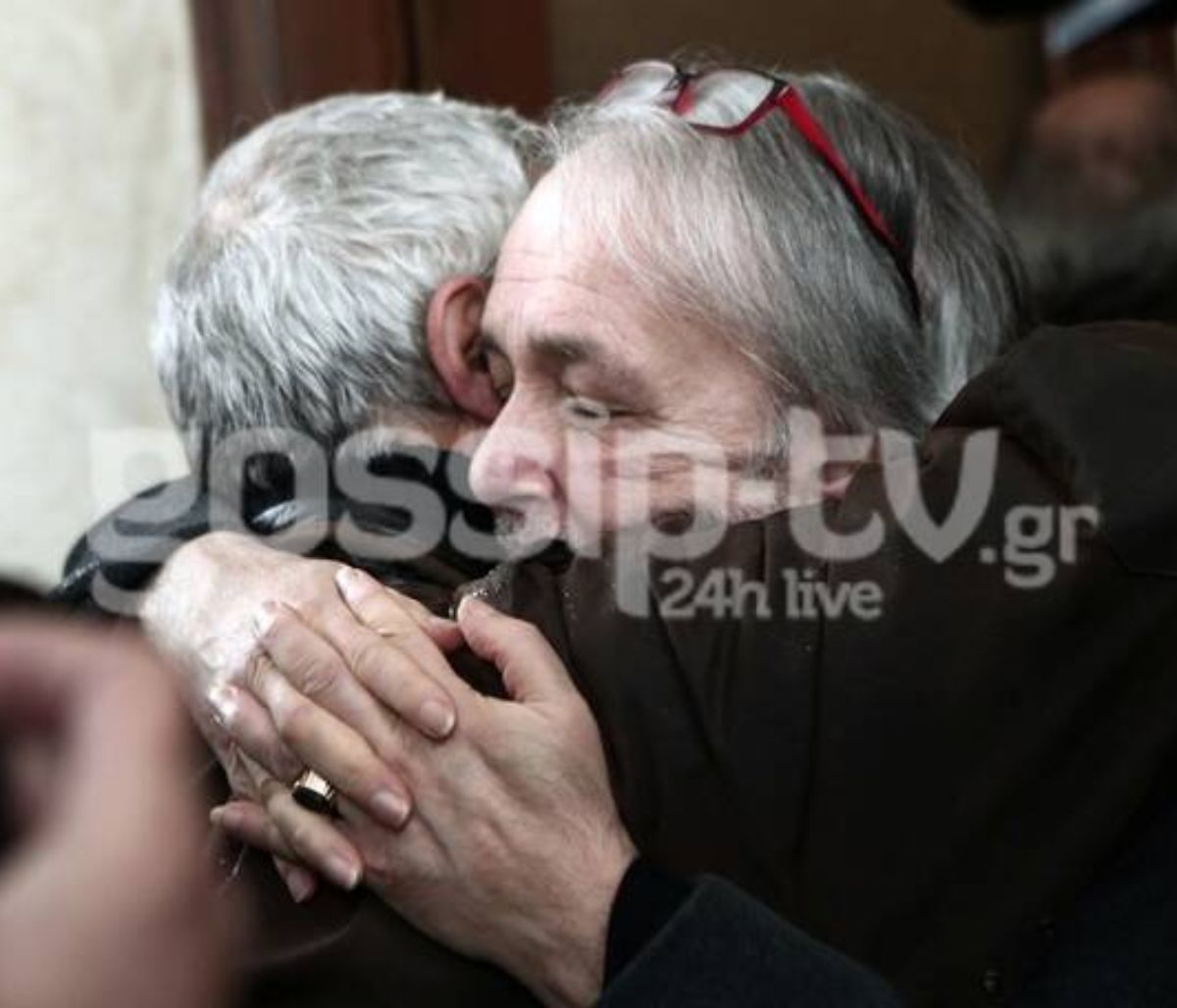 Κηδεία Μικρούτσικου: Ράκος ο Ανδρέας Μικρούτσικος στο τελευταίο αντίο στον αδελφό του (photos)