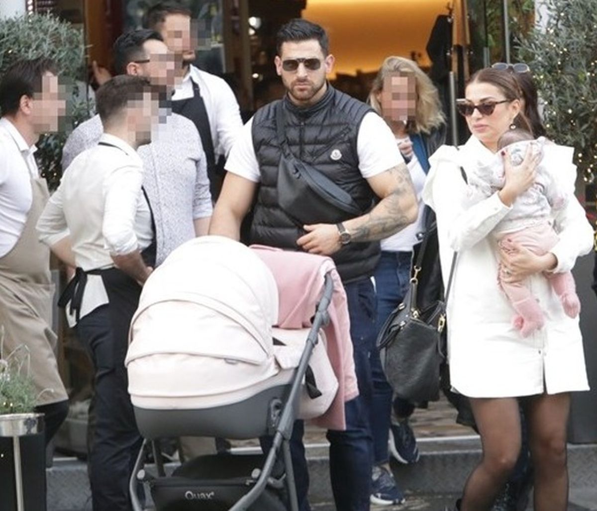 Ελένη Χατζίδου - Ετεοκλής Παύλου: Η βόλτα με το μωρό τους και οι φωτό που θα σε κάνουν να λιώσεις!