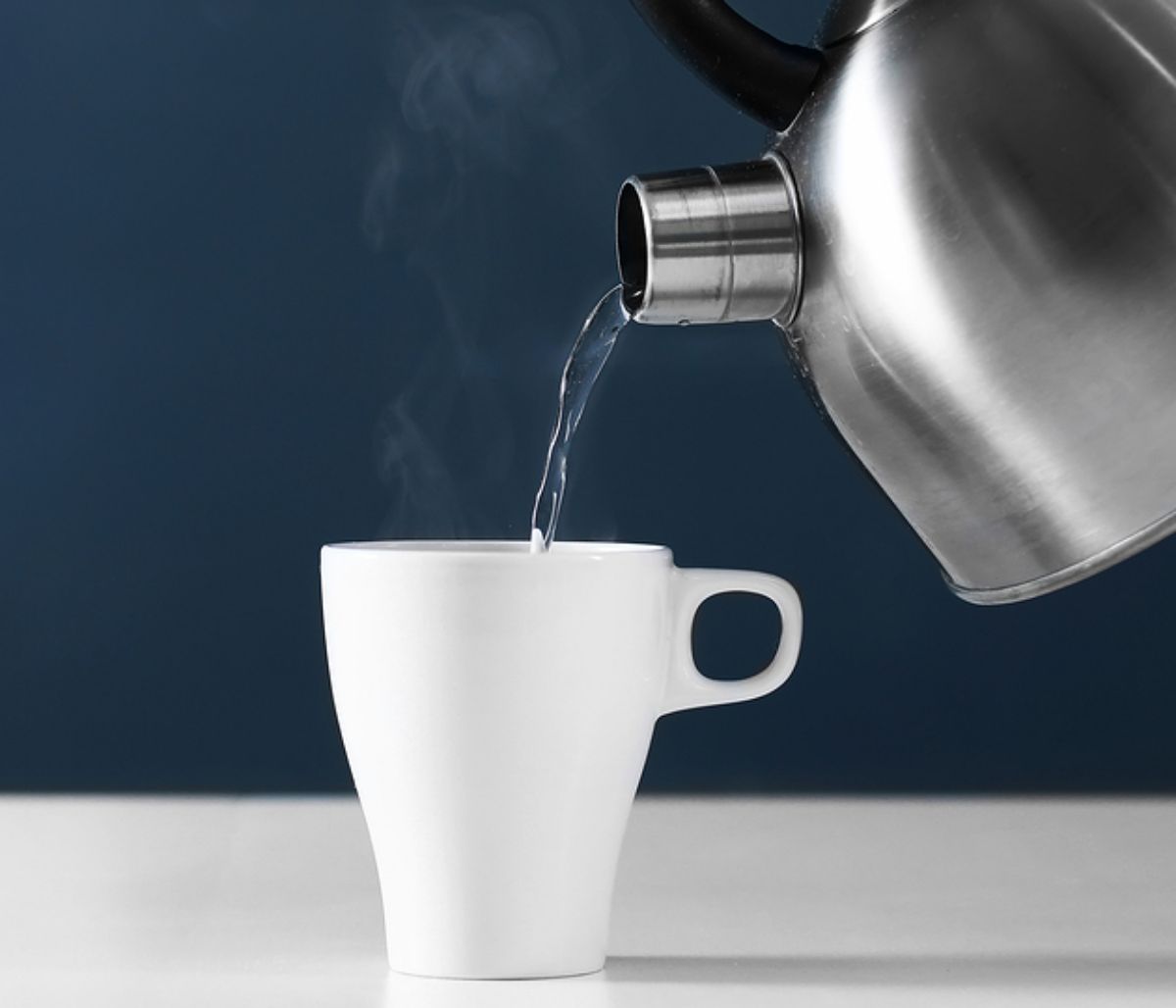 Πότε πρέπει να πίνετε ζεστό νερό – Πού βοηθά (εικόνες)