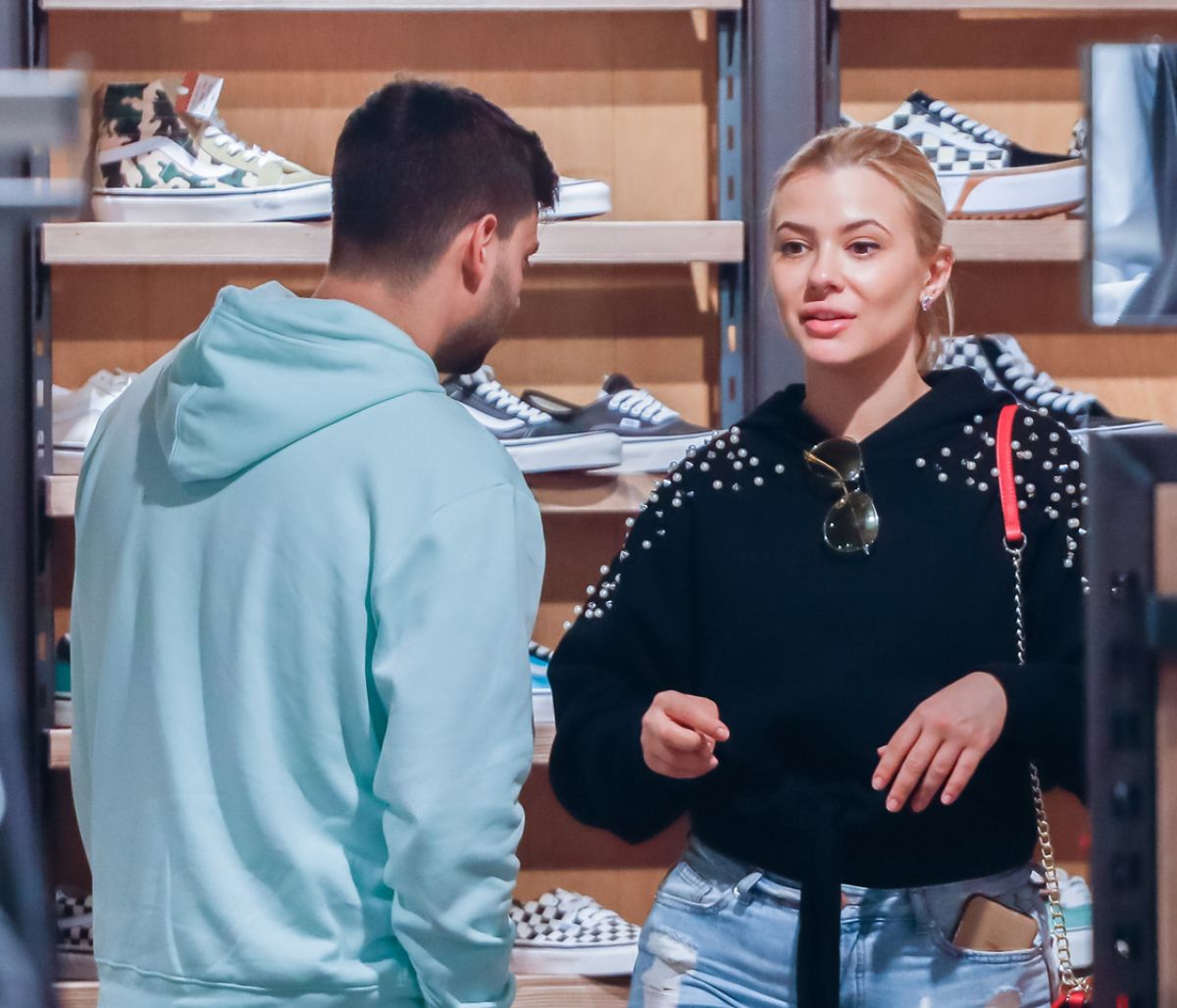 Ποιος είναι αυτός ο τύπος Λάουρα; Η εμφάνιση με γοητευτικό συνοδό δεν πέρασε απαρατήρητη (Photos)