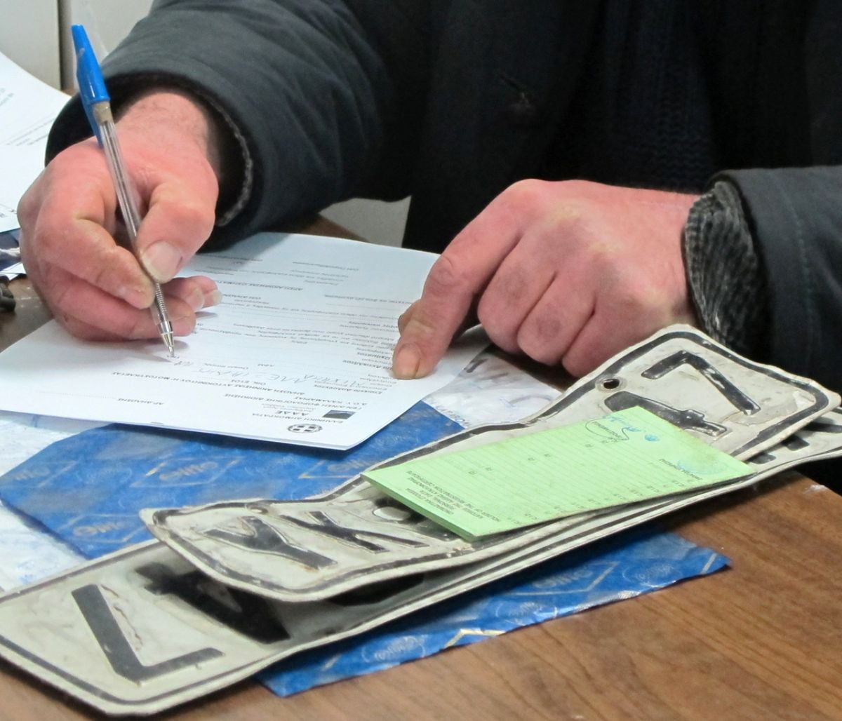 Κορονοϊός στην Ελλάδα: Επιστρέφονται πινακίδες, άδειες οδήγησης και άδειες κυκλοφορίας