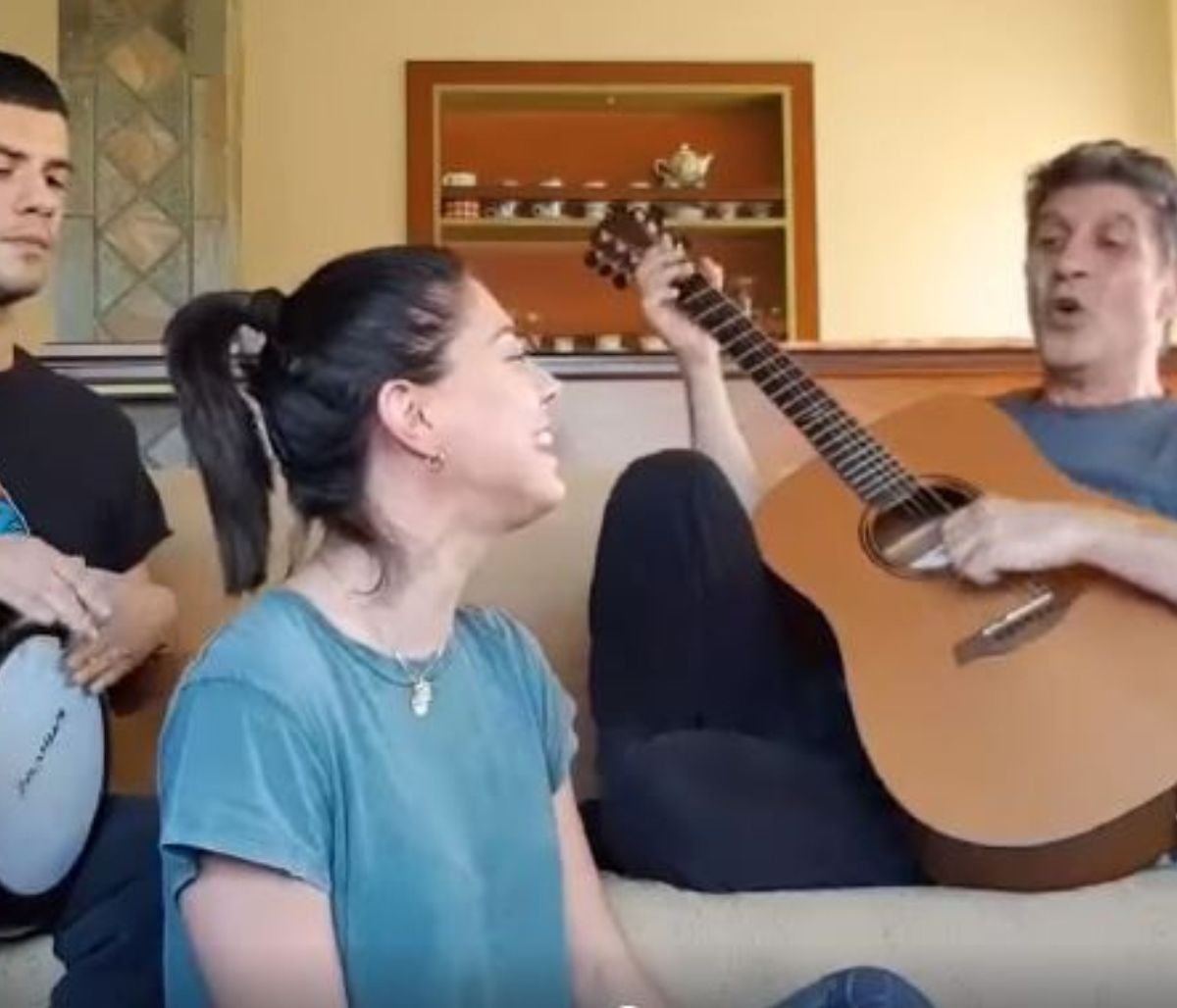 #Mένουμε_Σπίτι: Ο Σωκράτης Μάλαμας τραγουδάει με τα παιδιά του & είναι απλά... τέλειοι (vid & pics)