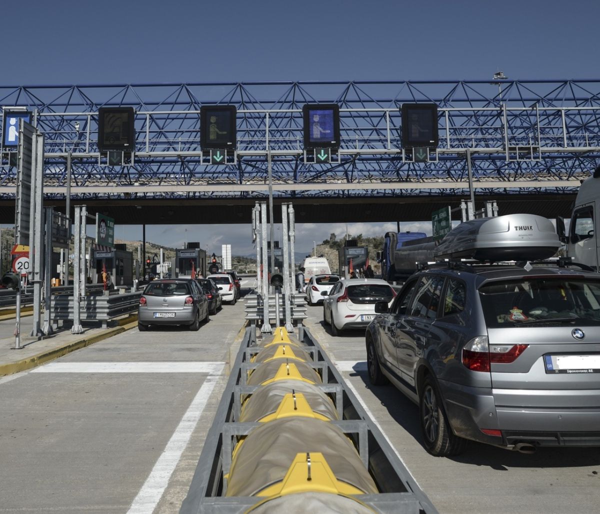 Κορονοϊός: Είναι ανεύθυνοι! Ουρές στα διόδια – Οι Αθηναίοι φεύγουν για την επαρχία