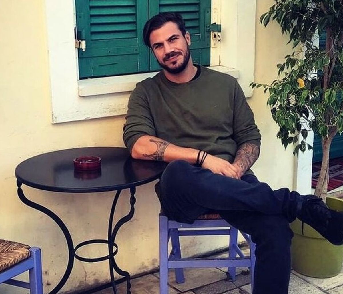 Ο Άκης Πετρετζίκης μένει σπίτι και ούτε πάει στο μυαλό σου τι άλλο κάνει εκτός από το να μαγειρεύει!