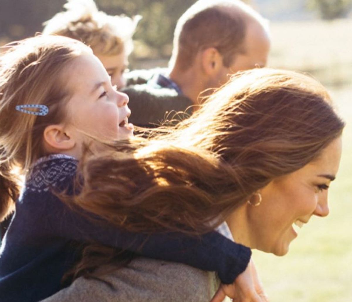 Kate Middleton: Τα παιδιά της χειροκροτούν γιατρούς & νοσηλευτές και γίνονται viral (vid)