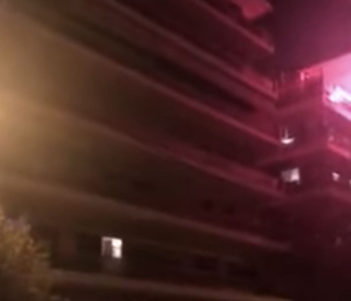Κορονοϊός - Χαμός στο Παλαιό Φάληρο: «Πάρτι» στα μπαλκόνια με καπνογόνα και πυροτεχνήματα
