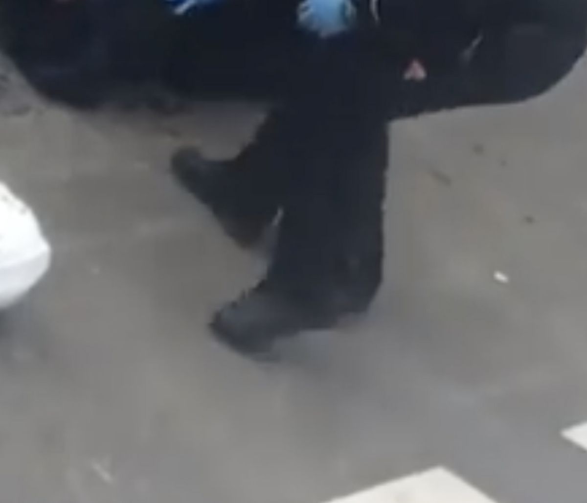 Αστυνομικοί επιτέθηκαν σε μοτοσικλετιστή λόγω… κορονοϊού (video)