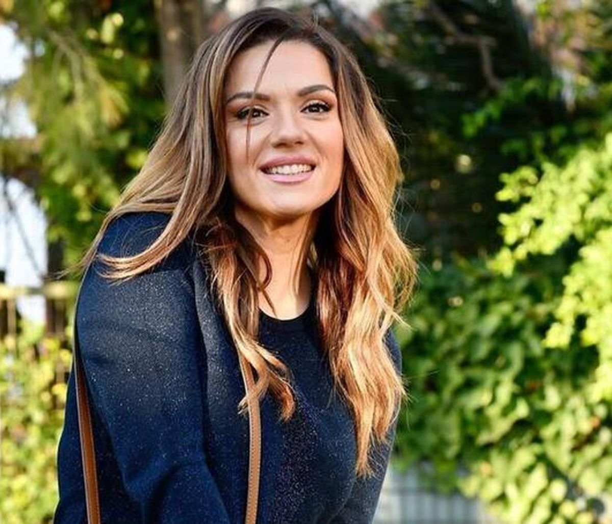 Tα homewear της Λασκαράκη θα σε κάνουν να “πετάξεις” τις πυτζάμες τώρα – Δες τι φορά στο σπίτι