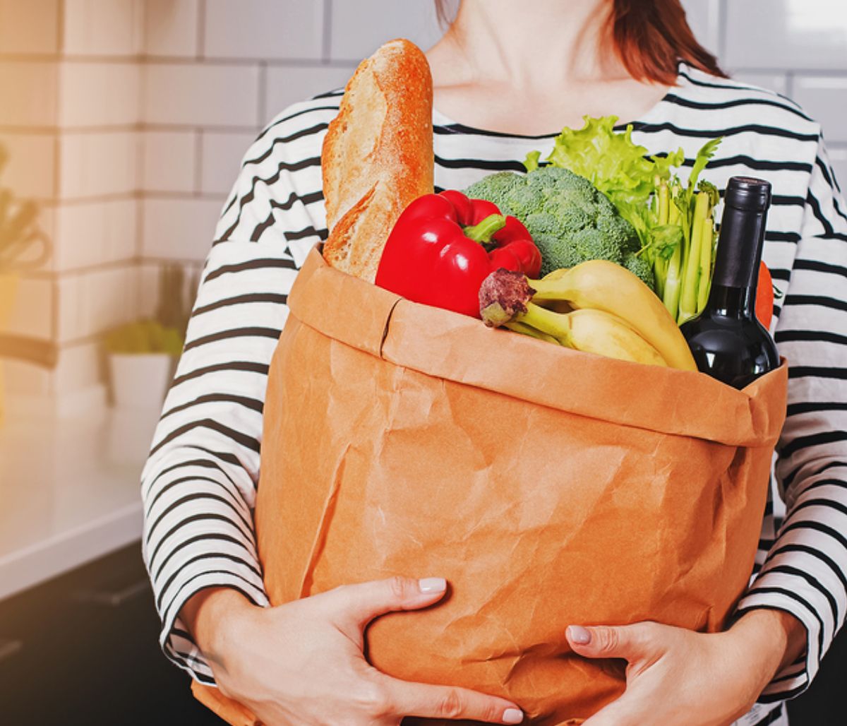 Κορονοϊός: Πρέπει να καθαρίζουμε τα προϊόντα του σούπερ μάρκετ; Δείτε τι συνιστούν οι ειδικοί (vid)