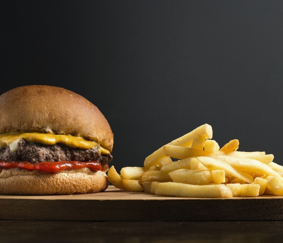 Εστιατόριο σερβίρει το «Κορονομπέργκερ» σε σχήμα και χρώμα του φονικού ιού (photos)