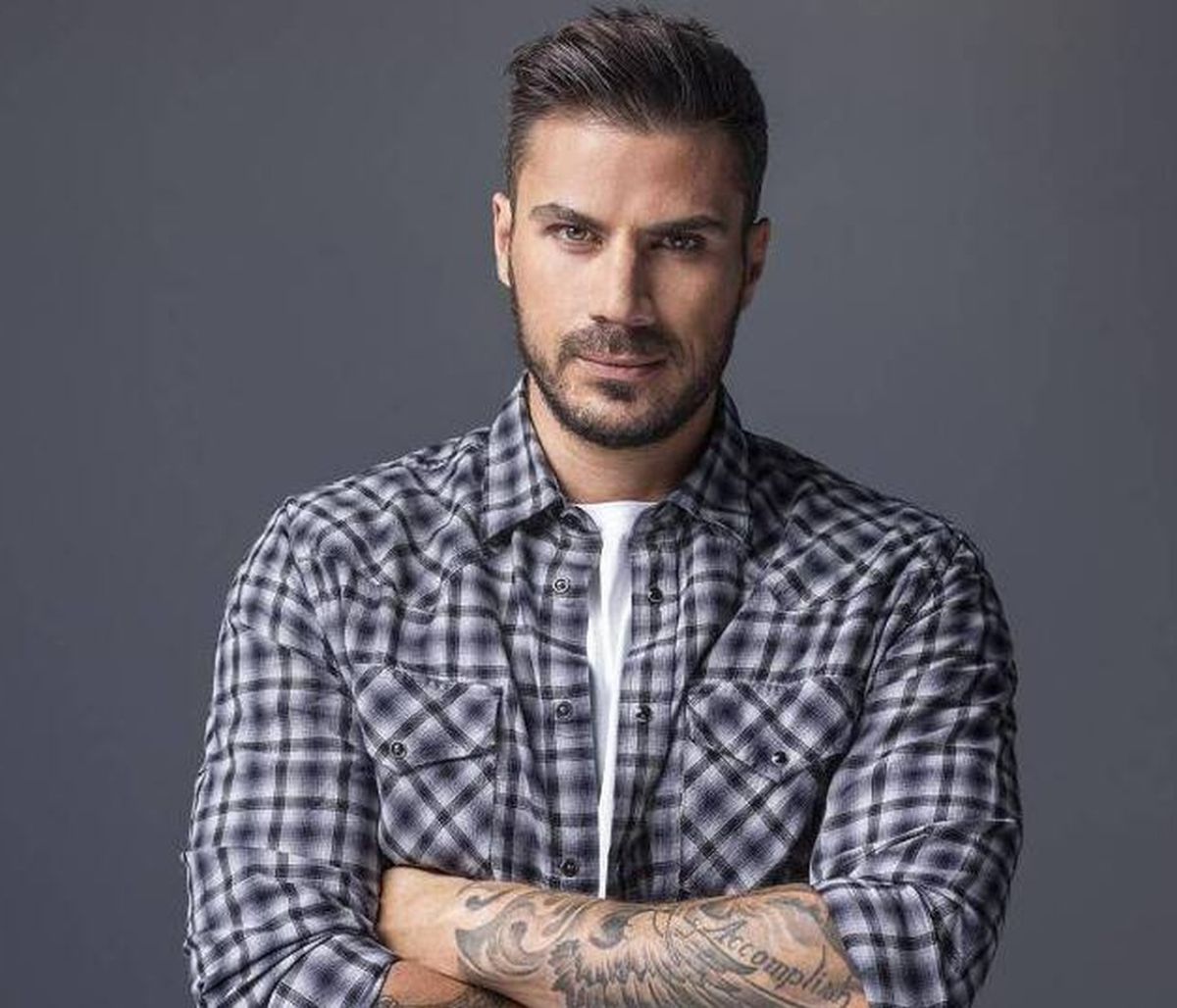 Πετρετζίκης: Χωρίς μούσι και τατουάζ – Πώς ήταν ο Άκης στο ξεκίνημά του; (Photos-Video)