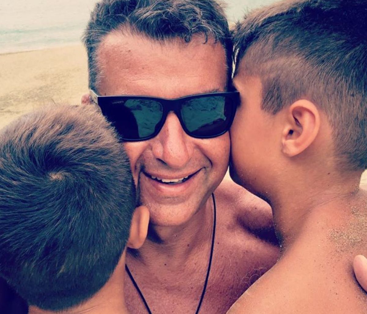 Γιώργος Λιάγκας: Ο μεγάλος του γιος κάνει μάθημα διαδικτυακά και εκείνος τον φωτογραφίζει (pics)