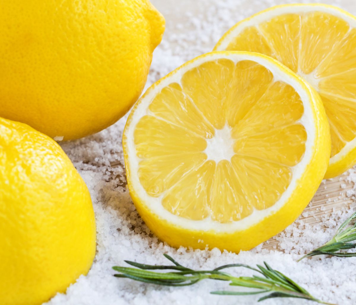 #Μένουμε_Σπίτι: Πέντε τρόποι να φτιάξετε σπιτικό καθαριστικό με λεμόνι (vid)