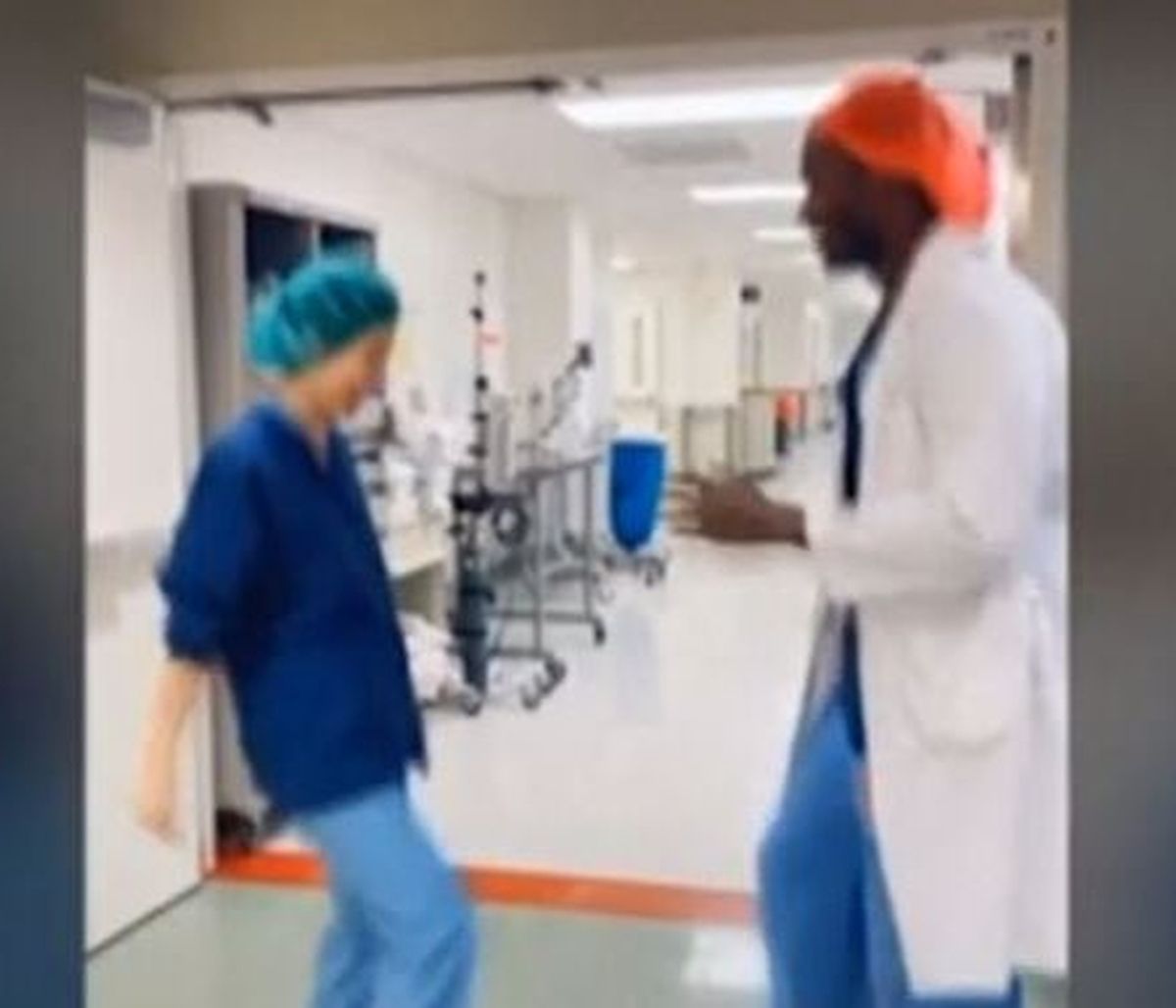 Ο... γιατρός του Tik-Tok «σπάει» τα κοντέρ στο διαδίκτυο! (video)