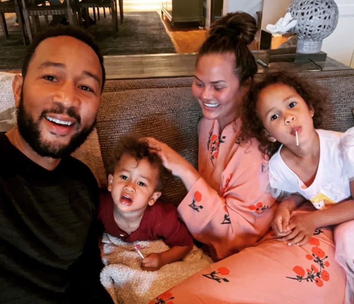 Chrissy Teigen: Οι φώτο στην καραντίνα με τα παιδιά δείχνουν πόσο τρελή οικογένεια έχει (pics)