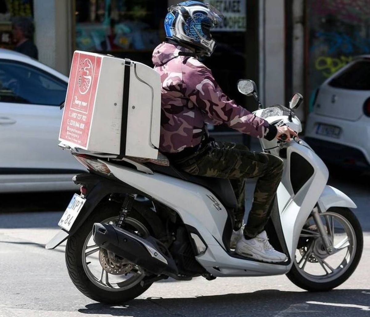 Open: Ντελιβεράς μπήκε με το μηχανάκι στο πλατό εκπομπής (videos)