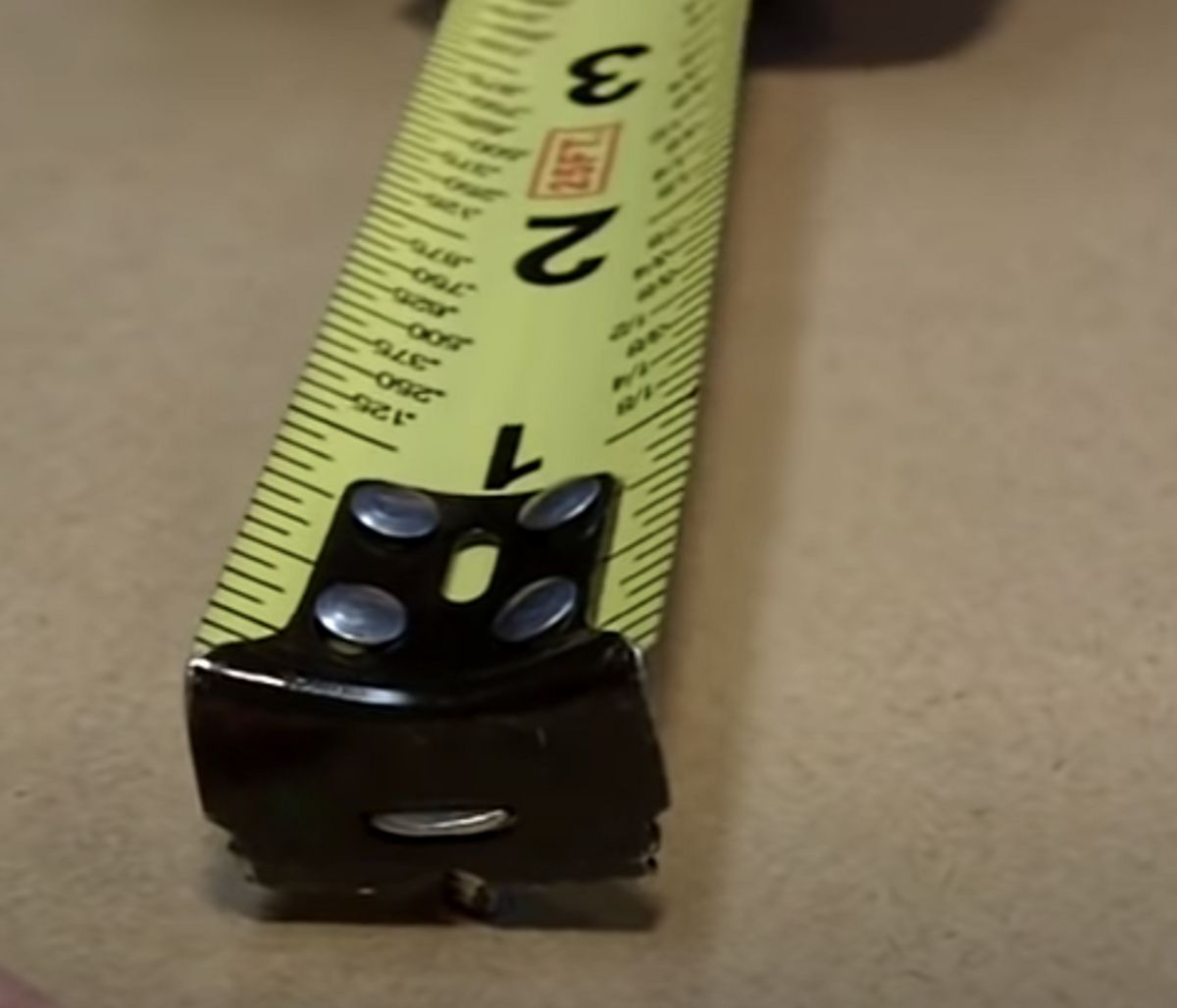 Γνωρίζεις σε τι χρησιμεύει το ασημένιο... πραγματάκι στο μέτρο; (vid)