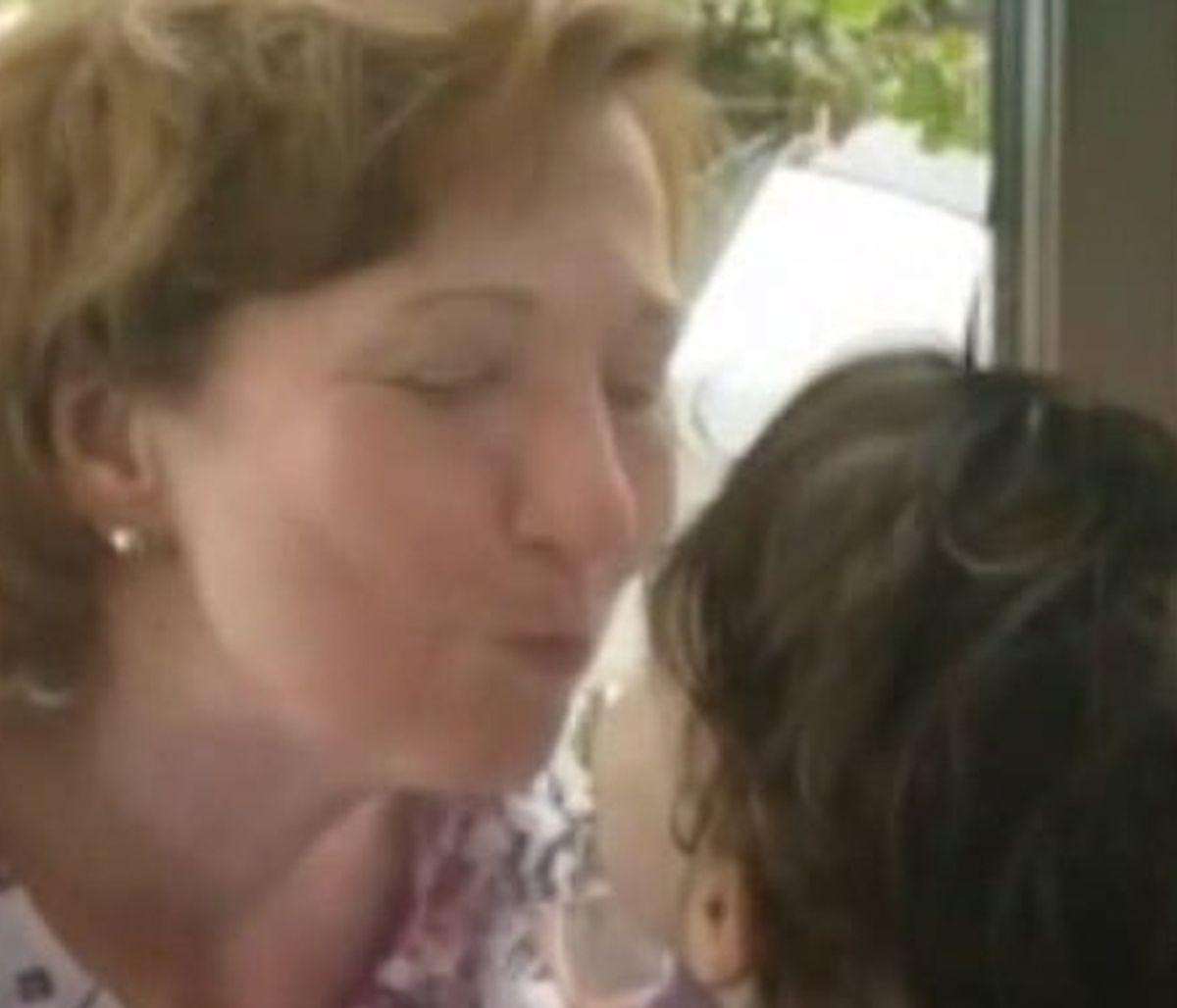 Συγκινητική σκηνή! Γιαγιά φιλάει τη 2χρονη εγγονή της πίσω από το τζάμι και ξεσπά σε κλάματα (video)