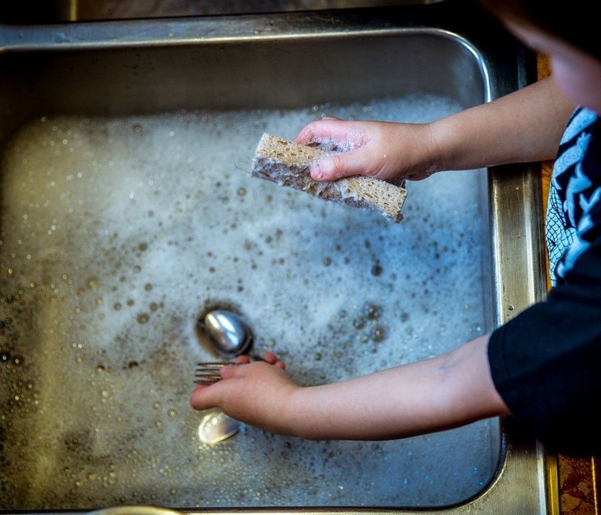 Έριξε ξύδι με σόδα στον νεροχύτη - Δείτε γιατί (photos)