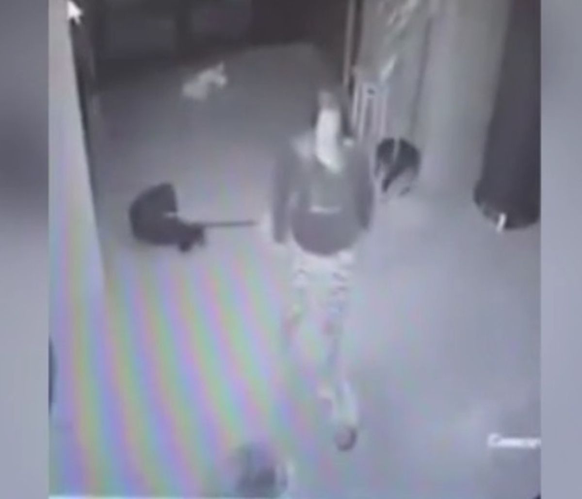 Εικόνες ΣΟΚ: Μητέρα πέταξε το δίμηνο μωρό της στο πάτωμα γιατί τσακώθηκε με τον εραστή της (video)