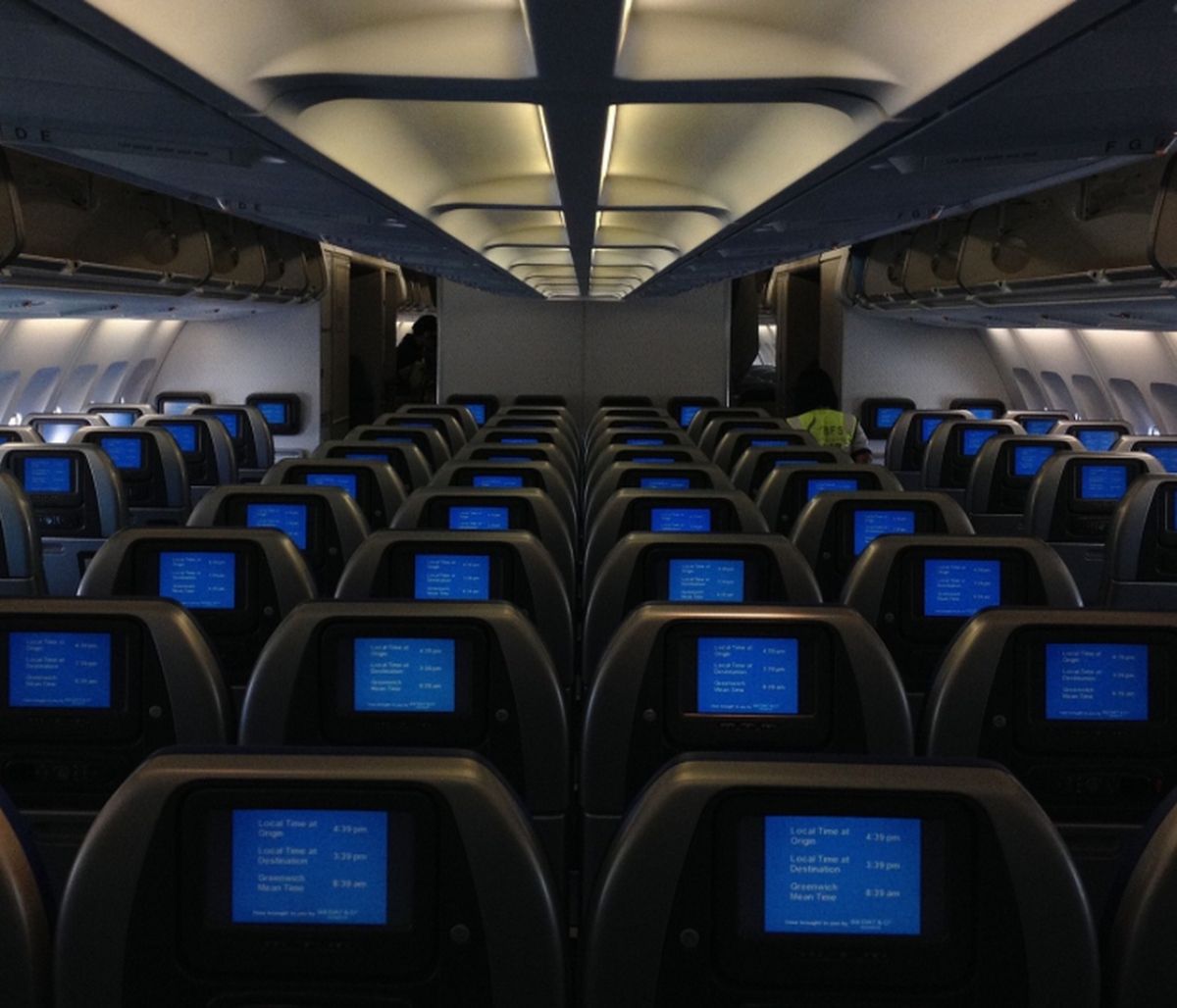 Γιατί χαμηλώνουν τα φώτα κατά τη διάρκεια της προσγείωσης και της απογείωσης στο αεροπλάνο; (video)