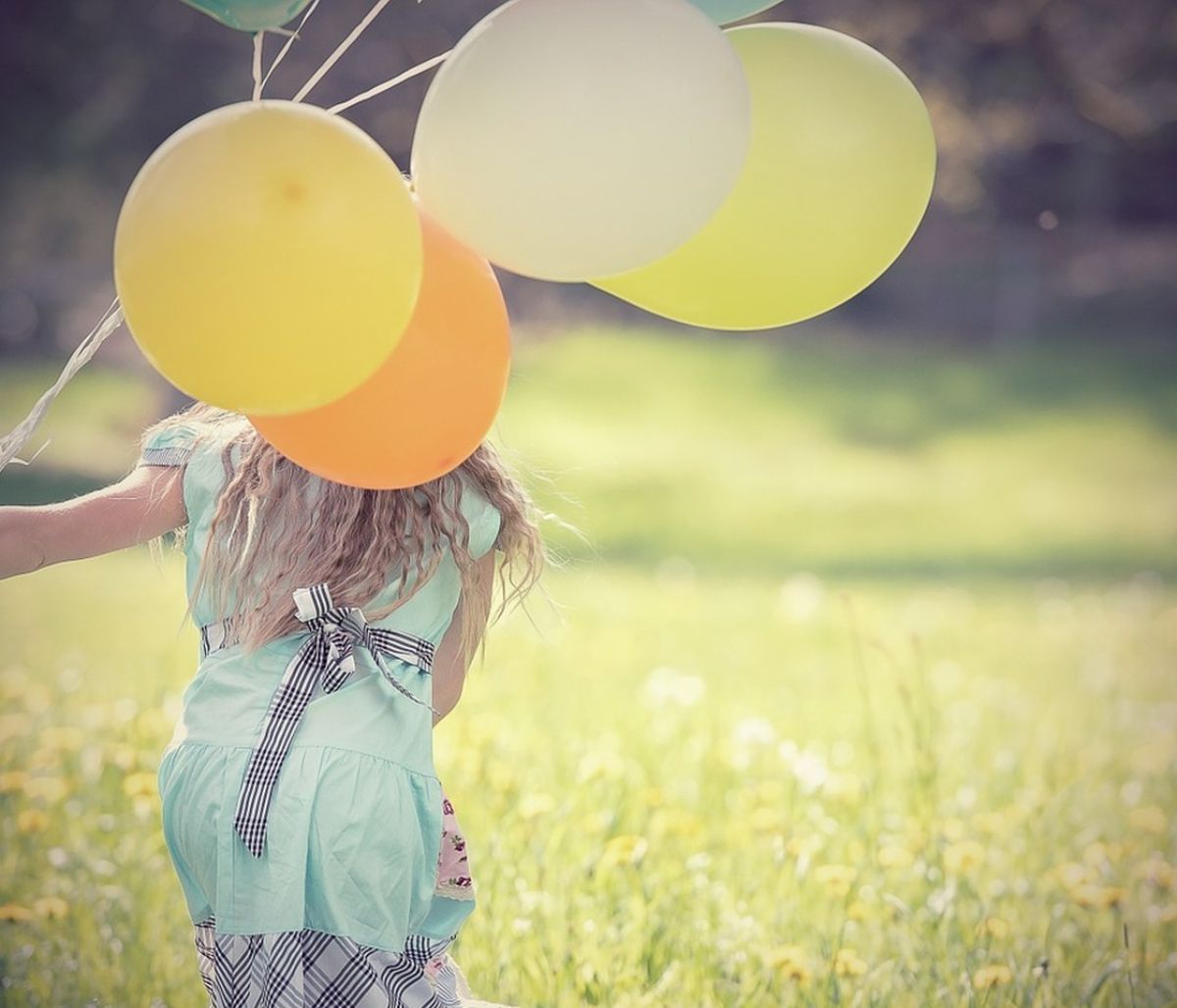 Βάζει λεμόνι πάνω σε μπαλόνι - Μόλις δείτε γιατί θα το κάνετε κι εσείς (video)