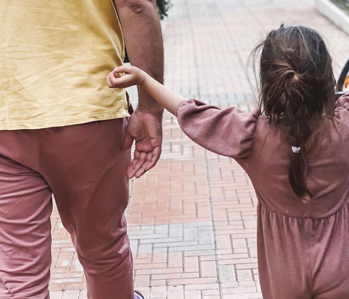 Γνωστός Έλληνας μπαμπάς ντύθηκε ασορτί με την κόρη του και βγήκαν βόλτα (pics)