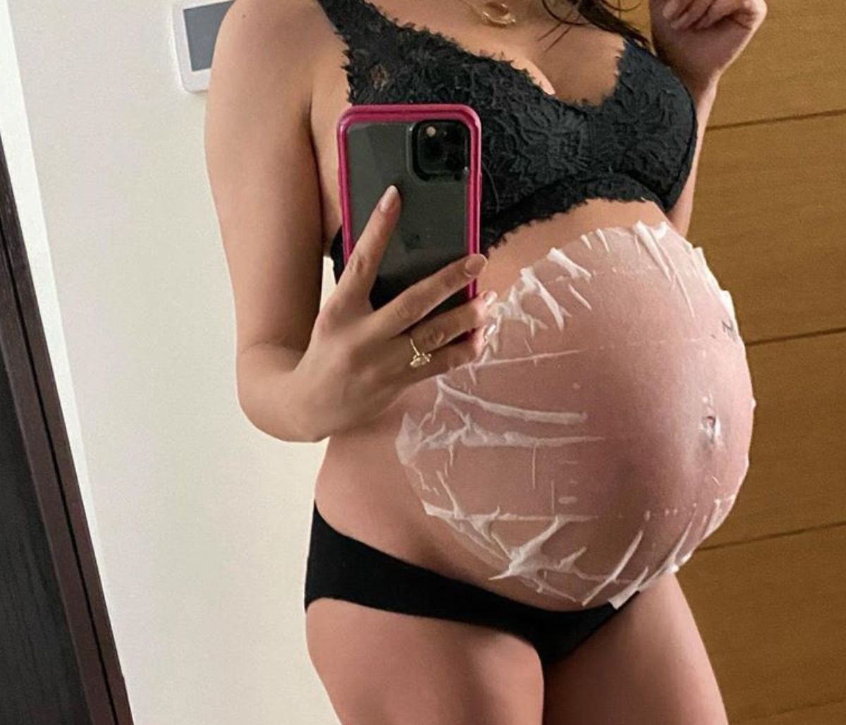 Διάσημη μαμά έκανε μάσκα ομορφιάς... στην φουσκωμένη της κοιλίτσα (pics)