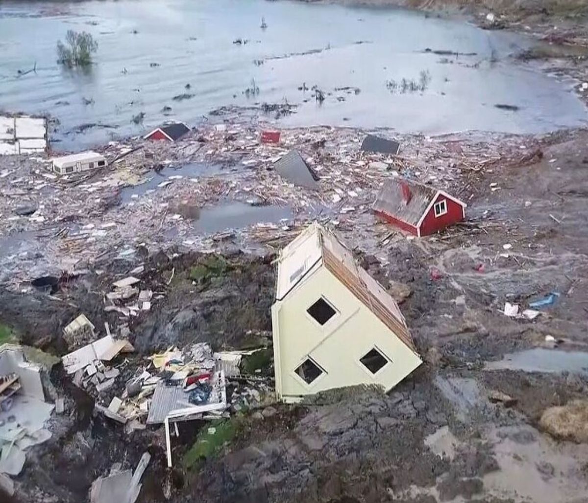 Τρομακτικό: Η θάλασσα «κατάπιε» μέρος μικρού χωριού (video)